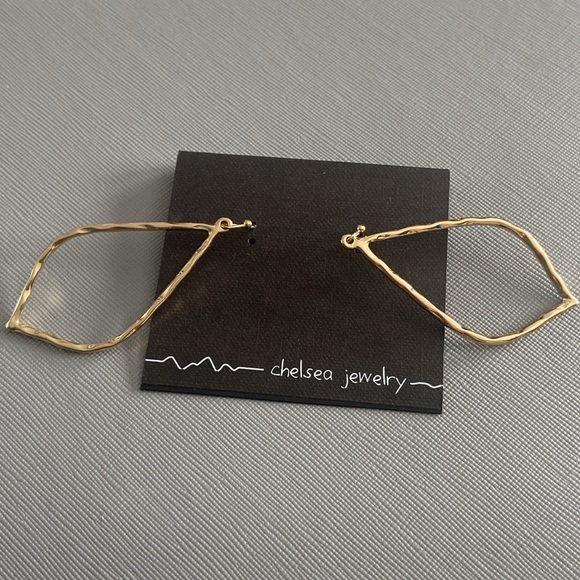 NEW Goldtone Earrings - Picture 2 of 4